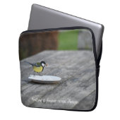 Blauw Tit Feeding of a Cake Bord with Quote Laptop Sleeve (Voorkant Links)