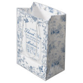 Blauw Toile De Jouy Bruids Brunch Favoren Medium Cadeauzakje (Voorkant Gekanteld)