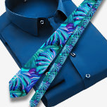 Blauw Tropisch Hawaïaans patroon Stropdas<br><div class="desc">De Hawaïaanse prent mannen stropdas toont een verbluffende illustratie van tropische bladeren in een boeiende pauwenschaduw. Deze unieke kleurencombinatie voegt een vleugje intriges en verfijning toe aan het stropdas, waardoor het een opvallend accessoire is voor elke gelegenheid. De pauwenschaduw, met zijn diepe en rijke tinten van blauw, groen en hints...</div>