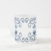 Blauw van gescroleerde harten van mok van glas (Voorkant links)