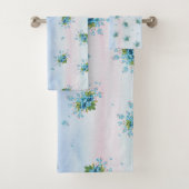 Blauw vergeet-me-niet is op een zacht roze-blauw bad handdoek (Insitu)
