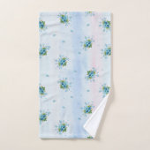 Blauw vergeet-me-niet is op een zacht roze-blauw bad handdoek (Handdoek)