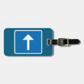 Blauw verkeersbord voor eenrichtingsverkeer met pi bagagelabel (Voorkant horizontaal)