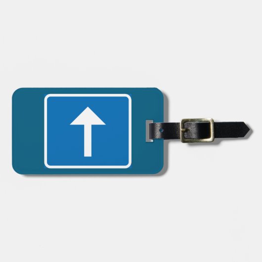 Blauw verkeersbord voor eenrichtingsverkeer met pi bagagelabel (Voorkant horizontaal)