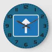 Blauw verkeersbord voor eenrichtingsverkeer met pi grote klok (Voorkant)