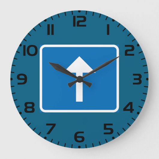 Blauw verkeersbord voor eenrichtingsverkeer met pi grote klok (Voorkant)