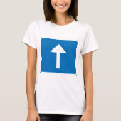 Blauw verkeersbord voor eenrichtingsverkeer met pi t-shirt (Voorkant)