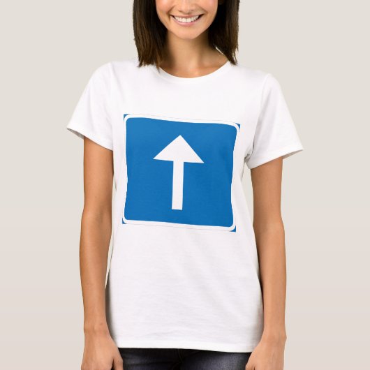 Blauw verkeersbord voor eenrichtingsverkeer met pi t-shirt (Voorkant)