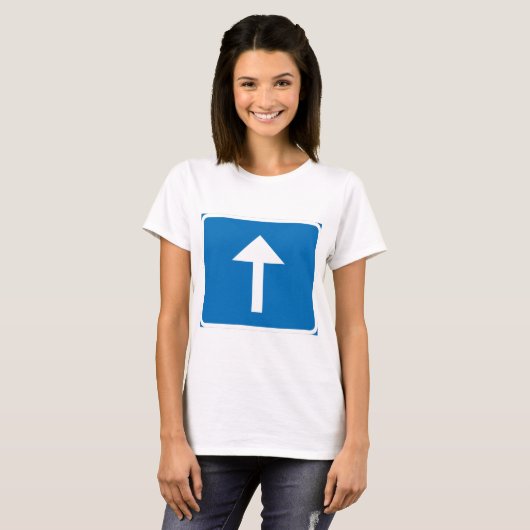 Blauw verkeersbord voor eenrichtingsverkeer met pi t-shirt