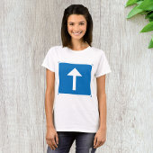 Blauw verkeersbord voor eenrichtingsverkeer met pi t-shirt