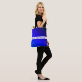 Blauw verloop en bewerkbare tekst op witte streep tote bag (Op model)