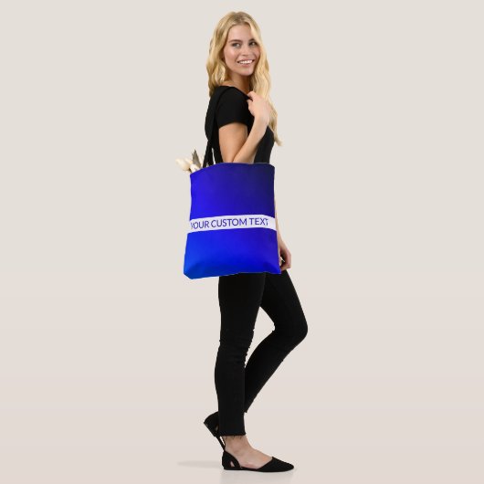 Blauw verloop en bewerkbare tekst op witte streep tote bag (Op model)
