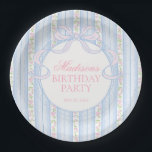 Blauw Vintage Fancy Bloemige Verjaardagsfeestje Papieren Bordje<br><div class="desc">Een charmante mix van vintage elegantie en speelse femininiteit, deze feestdecoratiecollectie bevat zachte preppy bloemen gecombineerd met delicate coquette strikken. Ontworpen om tijdloos en toch fris aan te voelen, voegt elk onderdeel een zoete, gepolijste touch toe aan uw viering. ★ Laat me u helpen bij het plannen van uw volgende...</div>