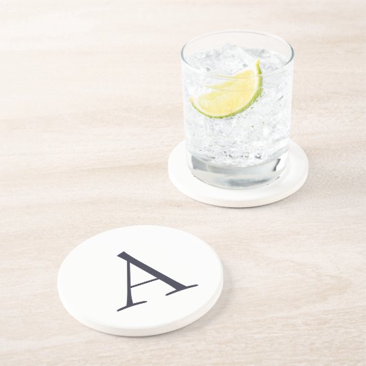 Blauw Vlak Elegant Modern Monogram Initiaal Zandsteen Onderzetter (Zijkant)