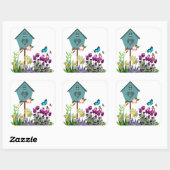 Blauw vogelhuis in vlinderbloementuin vierkante sticker (Vel)