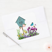 Blauw vogelhuis in vlinderbloementuin vierkante sticker (Envelop)