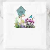 Blauw vogelhuis in vlinderbloementuin vierkante sticker (Tas)