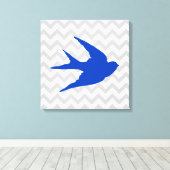 Blauw Vogelsilhouet op Chevron Stripes Canvas Afdruk (Insitu (Houten vloer))