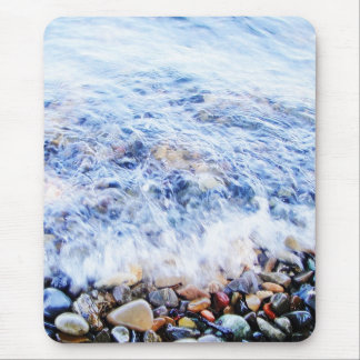 Blauw water met kleurrijke stenen muismat