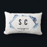 Blauw Waterverf Goud Lijst Pas getrouwd monogram Kussen<br><div class="desc">Verras de pasgetrouwden met een geschenk dat zowel stijlvol als betekenisvol is - onze Blue Waterverf Gold Lijst Pas getrouwd Monogram Lumbar Kussen. Dit unieke kussen is een perfecte manier om een nieuw huwelijk te vieren, waarbij gepersonaliseerde elegantie wordt gecombineerd met comfort. Het kussen is voorzien van een verfijnd gedrukt...</div>