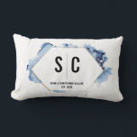 Blauw Waterverf Goud Lijst Pas getrouwd monogram Kussen<br><div class="desc">Verras de pasgetrouwden met een geschenk dat zowel stijlvol als betekenisvol is - onze Blue Waterverf Gold Lijst Pas getrouwd Monogram Lumbar Kussen. Dit unieke kussen is een perfecte manier om een nieuw huwelijk te vieren, waarbij gepersonaliseerde elegantie wordt gecombineerd met comfort. Het kussen is voorzien van een verfijnd gedrukt...</div>