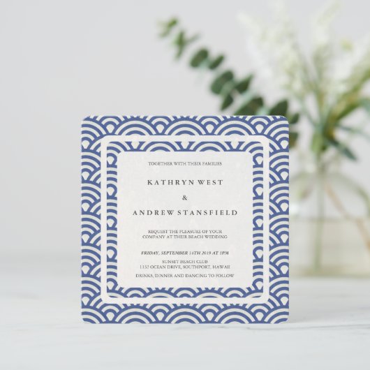 Blauw + White Stylized Waves Modern Beach Wedding Kaart (Staand voorkant)