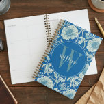 blauw William Morris Tapestry Monogram Planner<br><div class="desc">Dit eenvoudige maar elegante ontwerp is voorzien van een elegant,  door William Morris geïnspireerd bloemig wandtapijtpatroon in Franse blues en crème. Houd uw agenda en afspraken met stijl. Voeg een naam toe om het te personaliseren. Een mooi kerst- of Moederdag-cadeau. Creëer door Simply Farmhouse Press.</div>