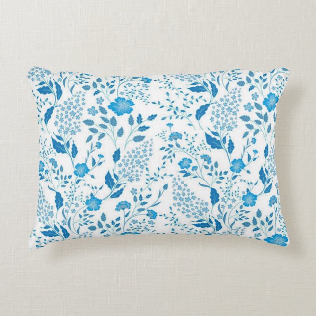 Blauw Wit Bloemen Borduurstijl Patroon Accent Kussen (Voorkant)