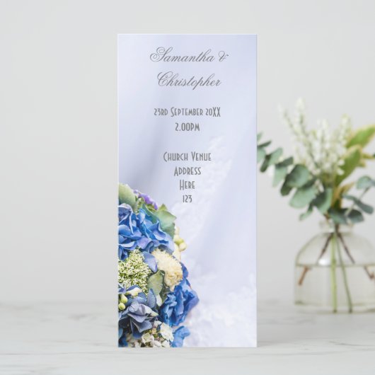 Blauw Wit bloemen bruiloft kerk huwelijksprogramma Programmakaart (Staand voorkant)