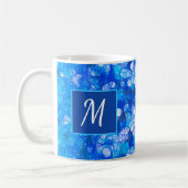Blauw Wit Bloemen Moderne Bloemen Monogram Custom Koffiemok (Links)