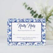 Blauw & Wit Bloemen Toile Bruiloft RSVP kaart (Staand voorkant)