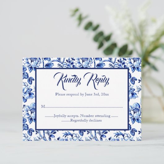 Blauw & Wit Bloemen Toile Bruiloft RSVP kaart (Staand voorkant)