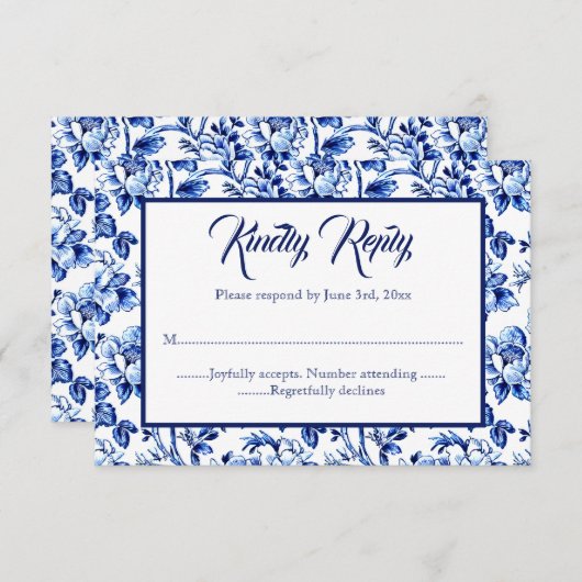 Blauw & Wit Bloemen Toile Bruiloft RSVP kaart (Voorkant / Achterkant)