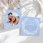 Blauw wit bloemenkrans Save the Date fotokaart