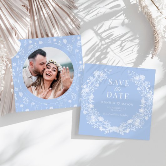 Blauw wit bloemenkrans Save the Date fotokaart