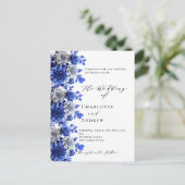 Blauw wit bloemenscript bruiloft uitnodiging briefkaart (Staand voorkant)