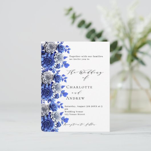 Blauw wit bloemenscript bruiloft uitnodiging briefkaart (Staand voorkant)
