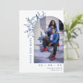 Blauw & Wit Botanische Bloemenboog Foto Bruiloft Save The Date (Staand voorkant)