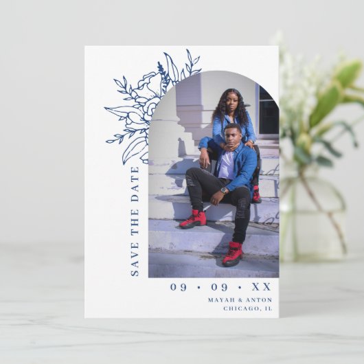 Blauw & Wit Botanische Bloemenboog Foto Bruiloft Save The Date (Staand voorkant)