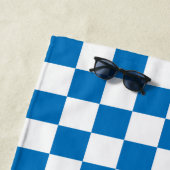 blauw-wit Checkerboard Patroon Strandlaken (In situ)