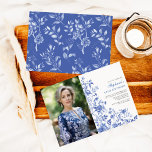 Blauw Wit Chinoiserie Vrouwen 40e Verjaardag Foto Kaart<br><div class="desc">Dit op chinoiserie geïnspireerde ontwerp kenmerkt elegante botanische floralen en groen in delft blauw en wit. Pas de uitnodiging aan met uw details en als u de stijl en plaatsing van de tekst verder wilt herschikken,  drukt u op de knop "Klik om verder aan te passen".</div>
