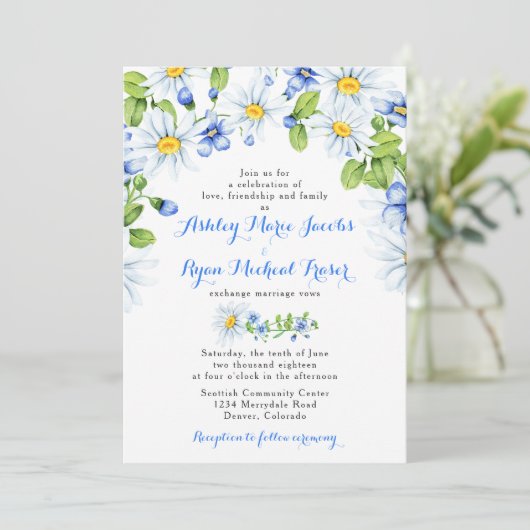 Blauw Wit Daisy Bloemen Bruiloft Uitnodiging (Staand voorkant)