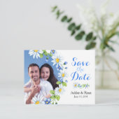 Blauw Wit Daisy Foto Bruiloft Save the Date Aankondigingskaart (Staand voorkant)