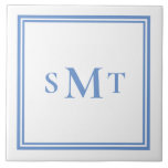 Blauw-wit drieletterige monogram tegeltje<br><div class="desc">Creëer uw eigen blauw-witte drie letter monogram decoratieve tegel. Eenvoudig te personaliseren met aangepaste initialen in elegante minimalistische typografie.</div>