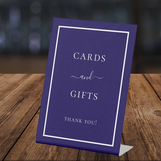 Blauw wit feestkaart geschenken teken reclamebord met voetstuk