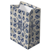 blauw wit geometrisch ventilatorpatroon medium cadeauzakje (Voorkant Gekanteld)