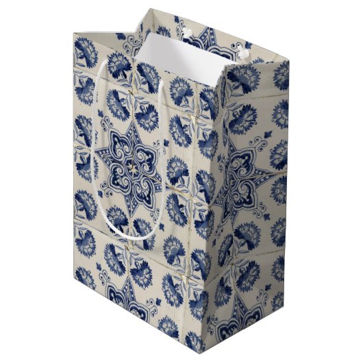 blauw wit geometrisch ventilatorpatroon medium cadeauzakje (Achterkant Gekanteld)