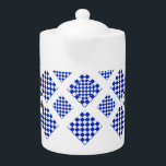 Blauw Wit geruit Theepot<br><div class="desc">Diamantvormig blauw en wit geruit ontwerp met witte achtergrond. Twee plaatsen voor tekstaanpassing. Een prachtig gepersonaliseerd cadeau voor de keuken.</div>