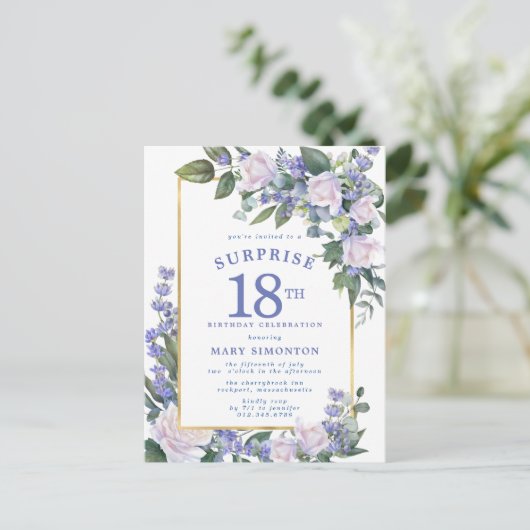 Blauw Wit Goud Bloemen 18e Verrassingsverjaardag Uitnodiging Briefkaart (Staand voorkant)