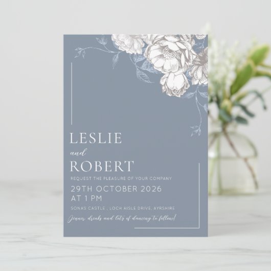 Blauw Wit & Grijs Geëtste Bloemen Huwelijksuitnodi Kaart (Staand voorkant)